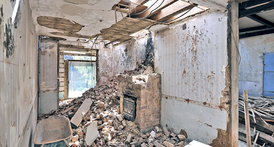 Renovation of a modern duplex with large windows. Before and after